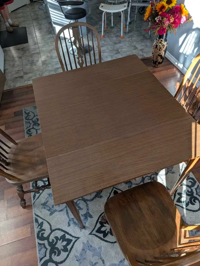 Kitchen table, and four large chairs. Extension board included. in Dining Tables & Sets in Brockville - Image 3