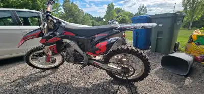 Honda CRF450R avec 57.7hrs. Changement d'huile au 4hrs. Presque pas servie depuis l'achat. Pneus arr...