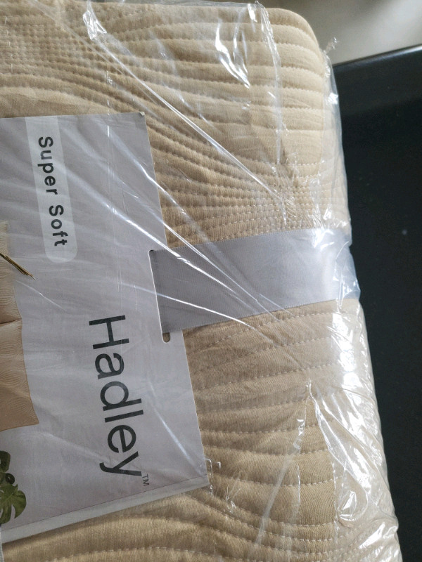 New in package Hadley 3 piece Embroidery quilt set KING SIZE in Bedding in Mississauga / Peel Region - Image 3