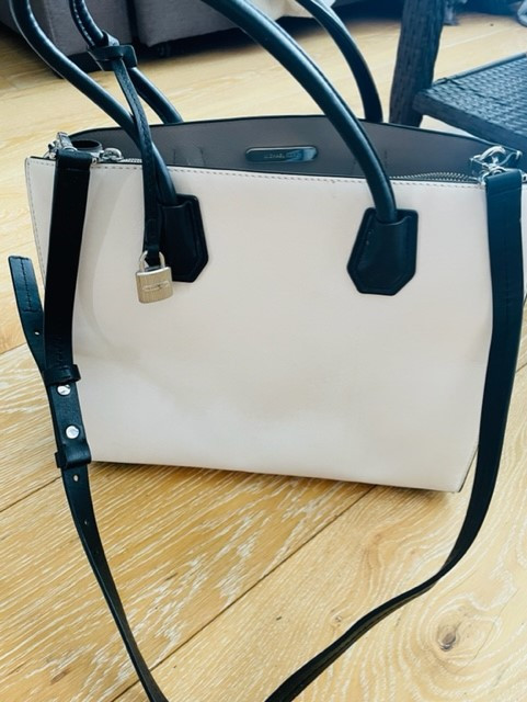 White and Black Michael Kors Purse $120 in Women's - Bags & Wallets in City of Toronto - Image 2