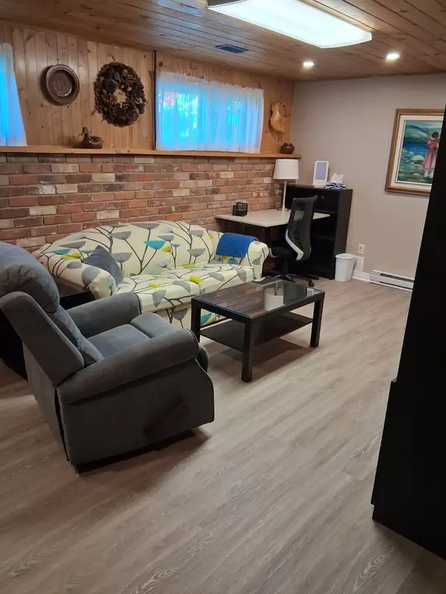 Great Location! Furnished 8-10 months Student Rental