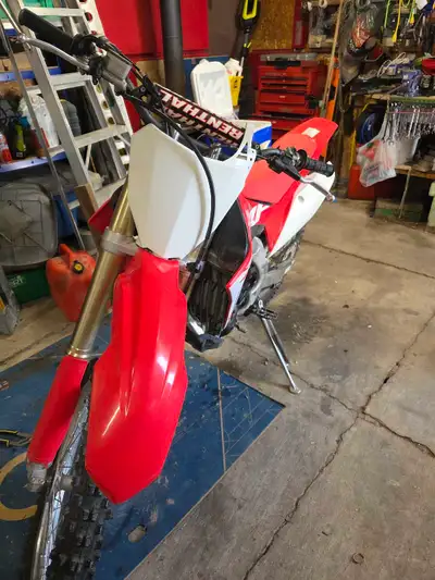 Je mets en vente ma Honda CRF450RX 2017, une moto extrêmement propre avec seulement environ 50 heure...