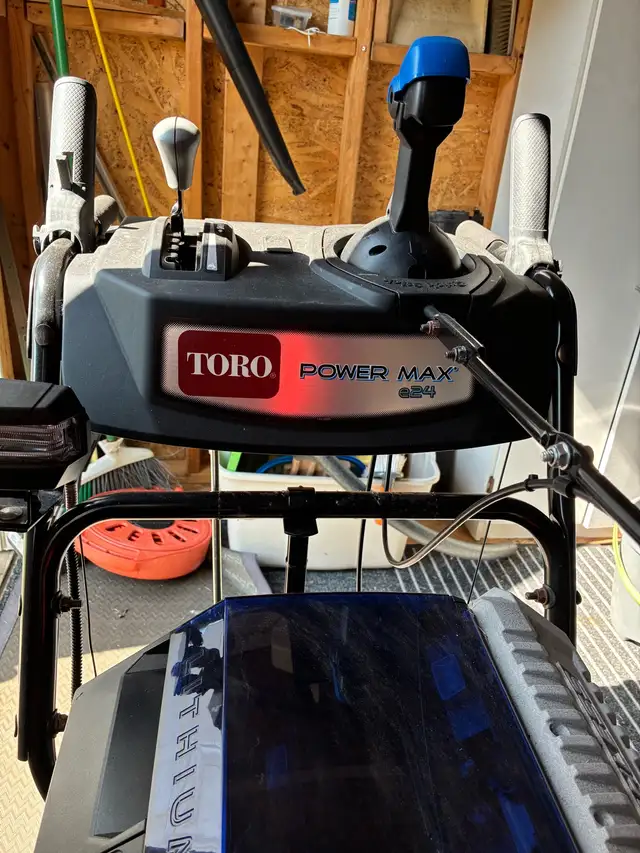 SOUFFLEUSE À NEIGE TORO 24’’ POWER MAX 2 BATTERIES 60A in Snowblowers in West Island - Image 3