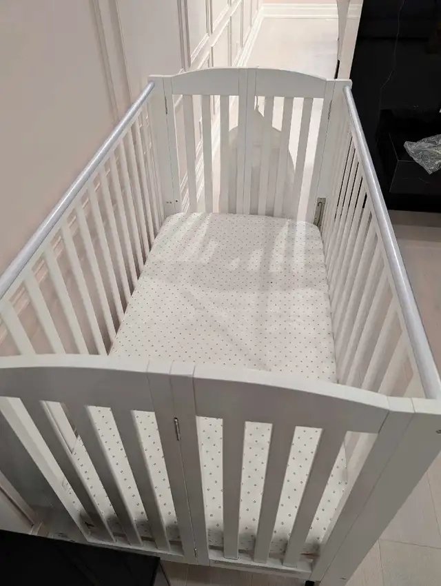 White baby crib + mattress in Cribs in City of Toronto - Image 3