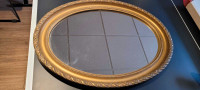 Cadre miroir ovale contour doré 