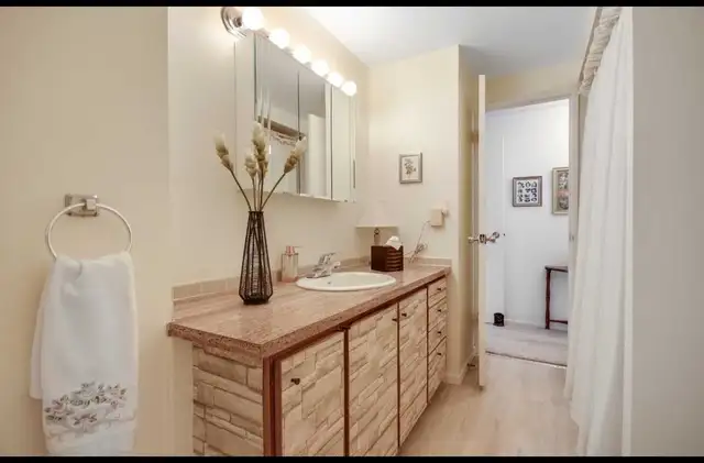 Room for rent nightly in Room Rentals & Roommates in Ottawa - Image 4