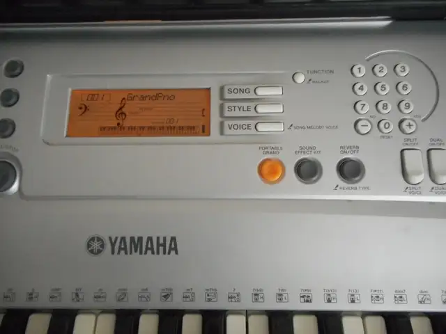 Yamaha YPT-300 61-Key Touch-Sensitive Keyboard Piano Midi w/ Pow in Pianos & Keyboards in Dartmouth - Image 5