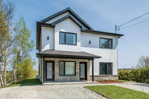 SUPERBE 4 1/2 disponible au 1er juillet, situé près d'une école primaire, grand balcon avec vue incr...