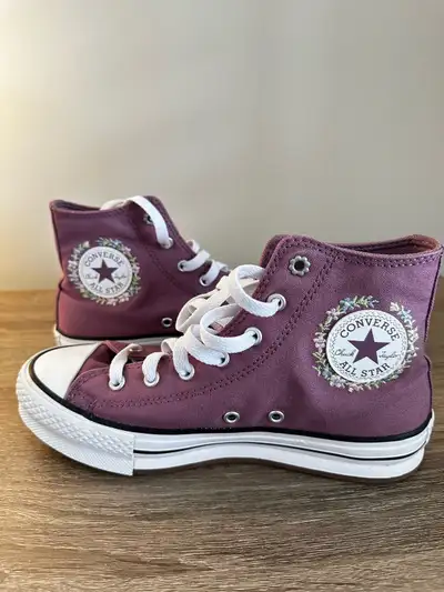 In excellent condition These are used Converse All Star high-tops in a youth size 4.5, featuring a u...