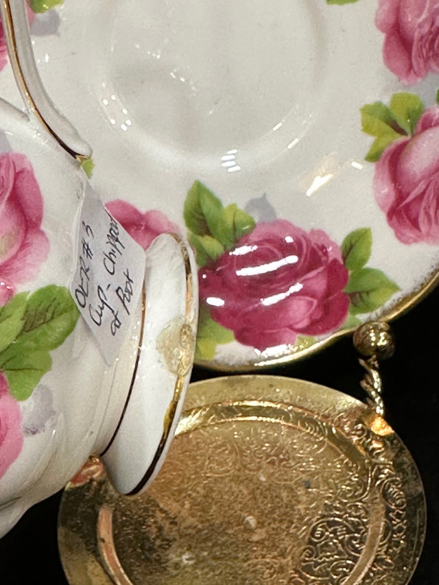 Wide mouth Avon shaped tea cup set Old English Rose Royal Albert in Arts & Collectibles in Mississauga / Peel Region - Image 2