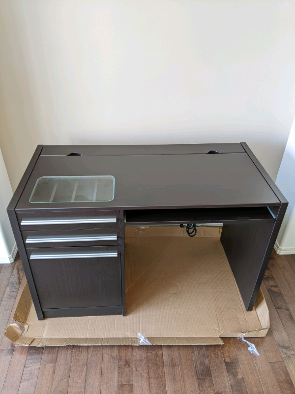 Excellent Condition ConnectIt Computer Desk in Cappuccino Desks