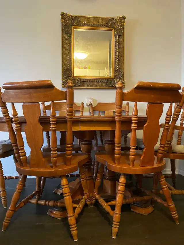 Wooden Pedestal Table Set in Dining Tables & Sets in Ottawa - Image 3
