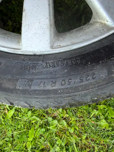 Ensemble de mags Audi d’origine 17 pouces à vendre. Dimension des pneus : 225/50 R17 Pneus Michelin...