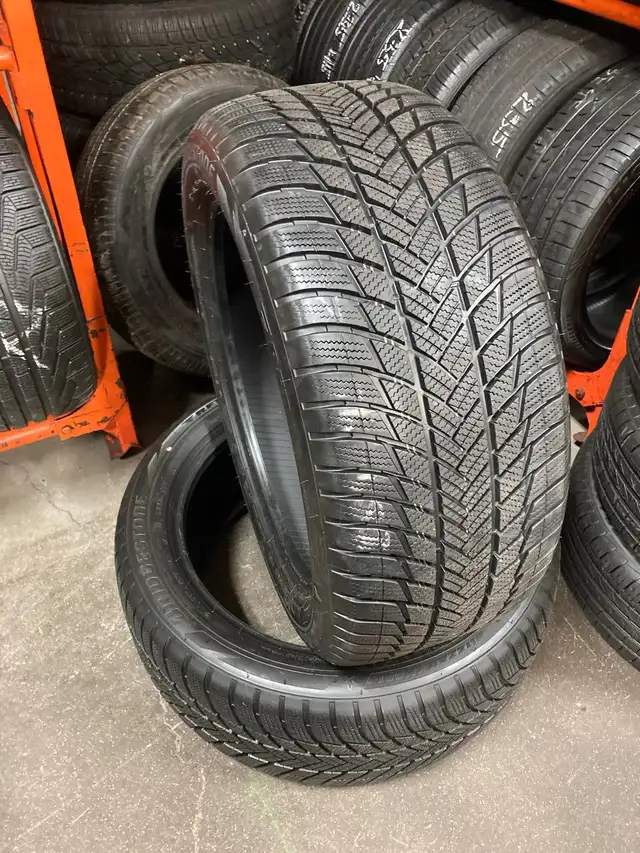 285/45R21 **2 USED RUNFLAT WINTER TIRES** BRIDGESTONE ~85-99% in Tires & Rims in City of Toronto - Image 2