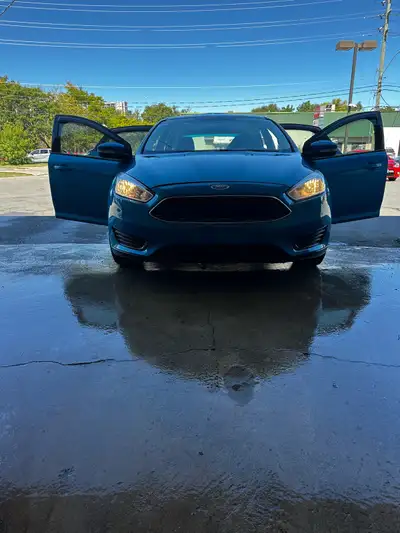 Blue Ford Focus SE sedan has a 2.0L engine and light gray cloth interior. This vehicle is equipped w...