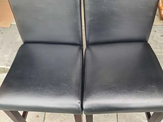 Set of 2 Black Faux Leather Counter Stools in Chairs & Recliners in Delta/Surrey/Langley - Image 4