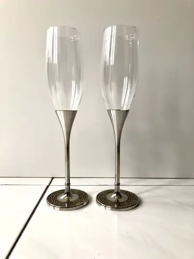 8 flûtes à champagne/ 8 champagne flutes, View more