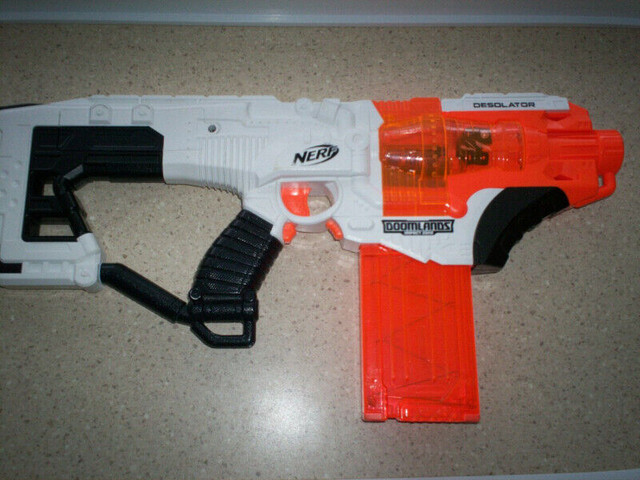 Blaster Desolator Nerf Doomlands Toy Blaster with 10-Dart Clip. dans Jouets et jeux  à Ouest de l’Île