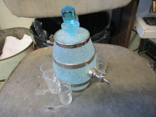 1960s GLASS BARREL SHOT GLASS METAL SPIGOT LIQUOR DISPENSER $20 in Arts & Collectibles in Winnipeg