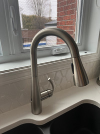 Faucet no touch (Moen) for kitchen sink in excellent condition. 