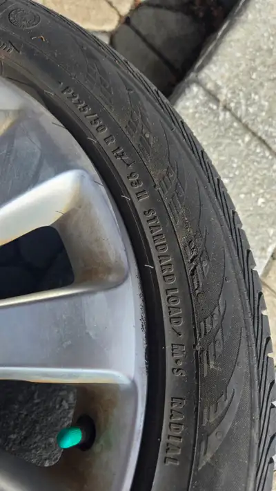4 Pneu d'été pour une buick verano comme neuf seulement un été d'usure. Viens avec mag d'origine de...