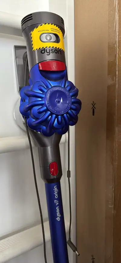 Selling a Dyson V7 Origin cordless vacuum in excellent condition. Just replaced with a brand new bat...