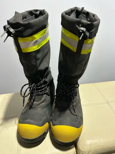 Reduced Men’s winter safety boots size 9, View more