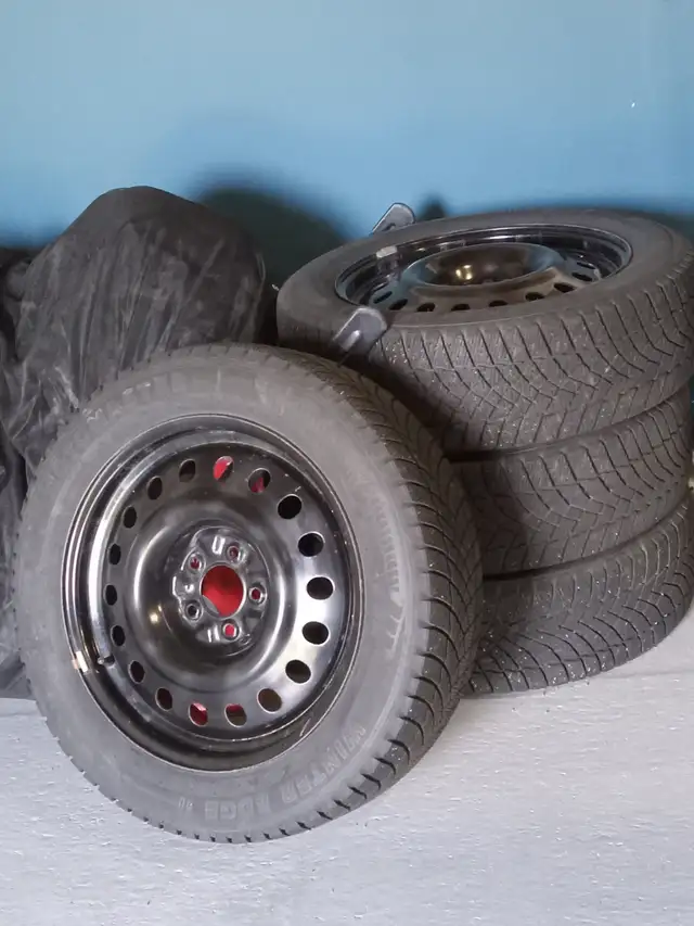 4 pneus sur roues d'acier à vendre in Tires & Rims in Rimouski / Bas-St-Laurent - Image 3