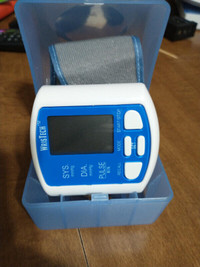 Wrist mount blood pressure monitor