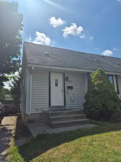 Hi everyone! A clean, well-managed main floor room is available for immediate move-in. Located in a...