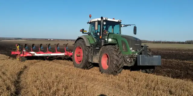 8 Furrow Reversible Plough Poettinger Servo 6.5 PlusNova in Farming Equipment in Fort St. John - Image 2