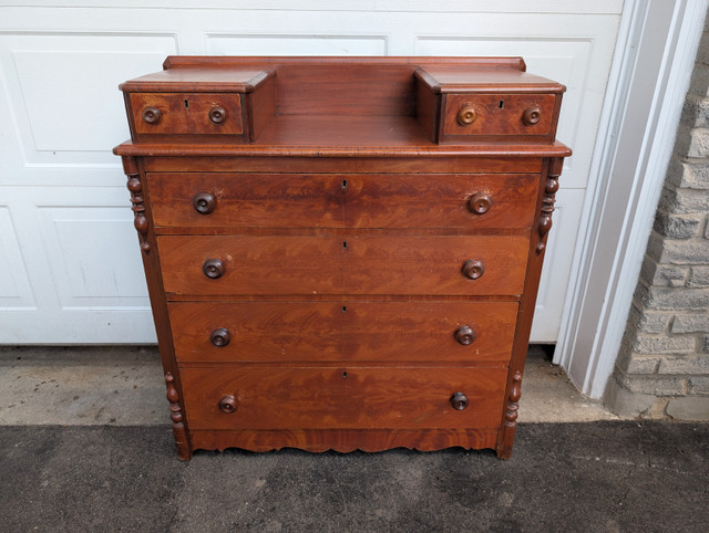 Vintage Chest Of Drawers Dresser in Dressers & Wardrobes in Oakville / Halton Region