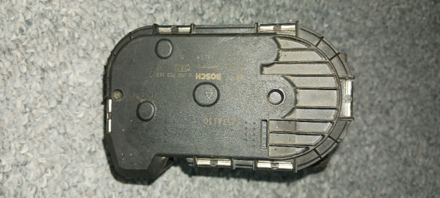Un Bosch Throttle  Body pour Saab 9.3 V6 2.8T no.12574130 dans Moteur, Pièces de Moteur  à Sherbrooke