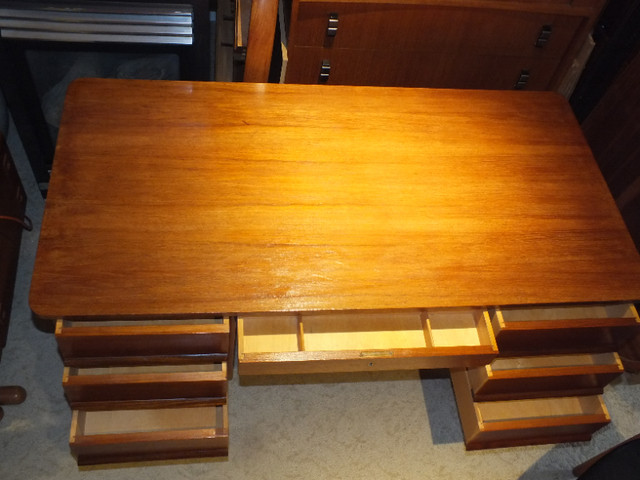 TEAK MCM DESK DOUBLE PEDESTAL W BOOK SHELF in Arts & Collectibles in Barrie - Image 2