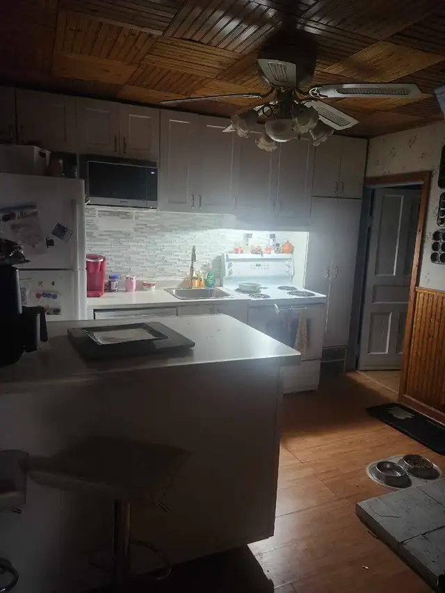small furnished room for rent in Room Rentals & Roommates in Belleville - Image 4