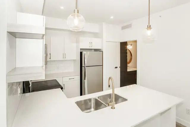 2 Bedroom Apartment! Located in West Broadway Area!