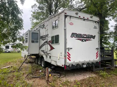 Blowing out this trailer, we just bought our neighbors lot at lake manitoba narrows, and this was pa...