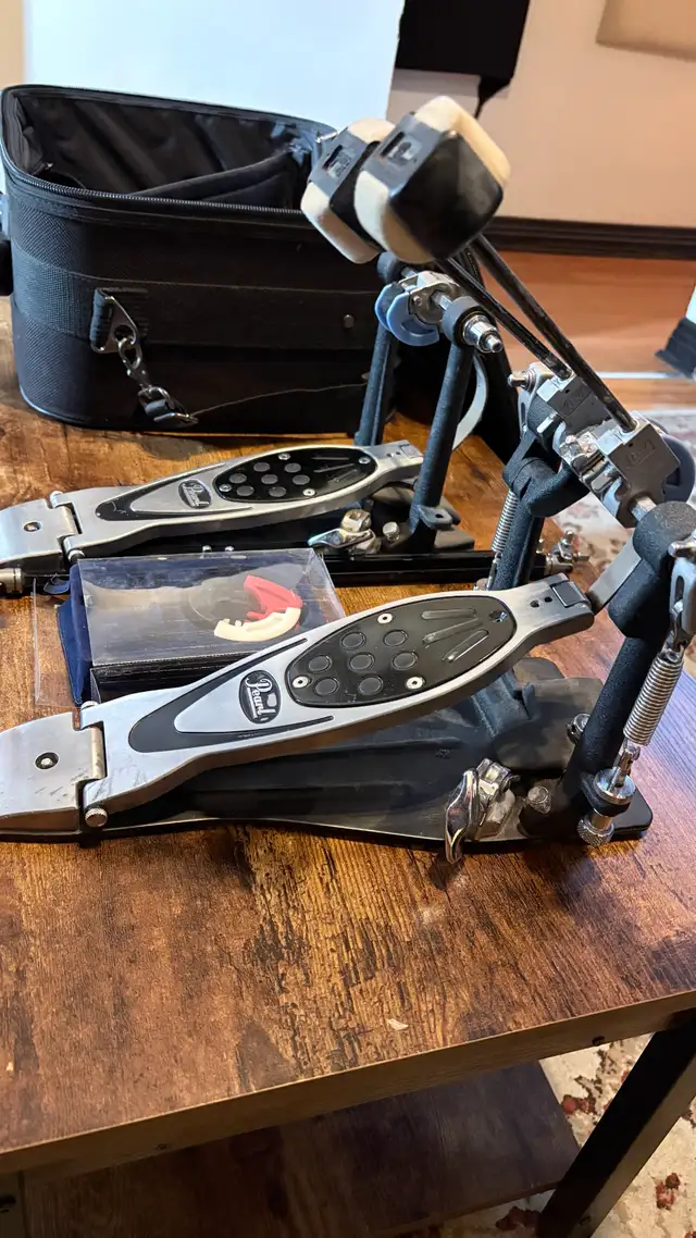 Pearl eliminator p2002c - Double pedal in Drums & Percussion in City of Montréal - Image 2