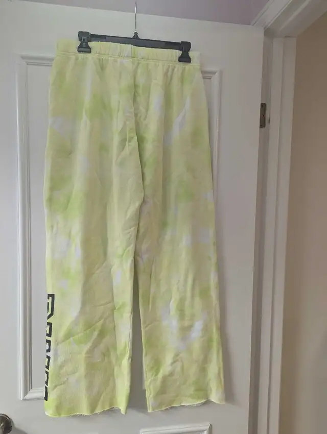 PINK Tie-Dye Sweatpants in Women's - Bottoms in Markham / York Region - Image 3