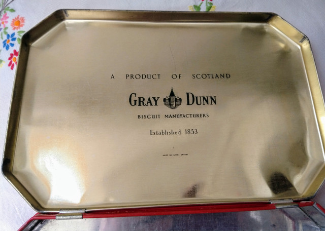 Vintage Tin, Gray and Dunn, 'Scots Guard at Edinburgh Castle ' in Arts & Collectibles in Oakville / Halton Region - Image 3