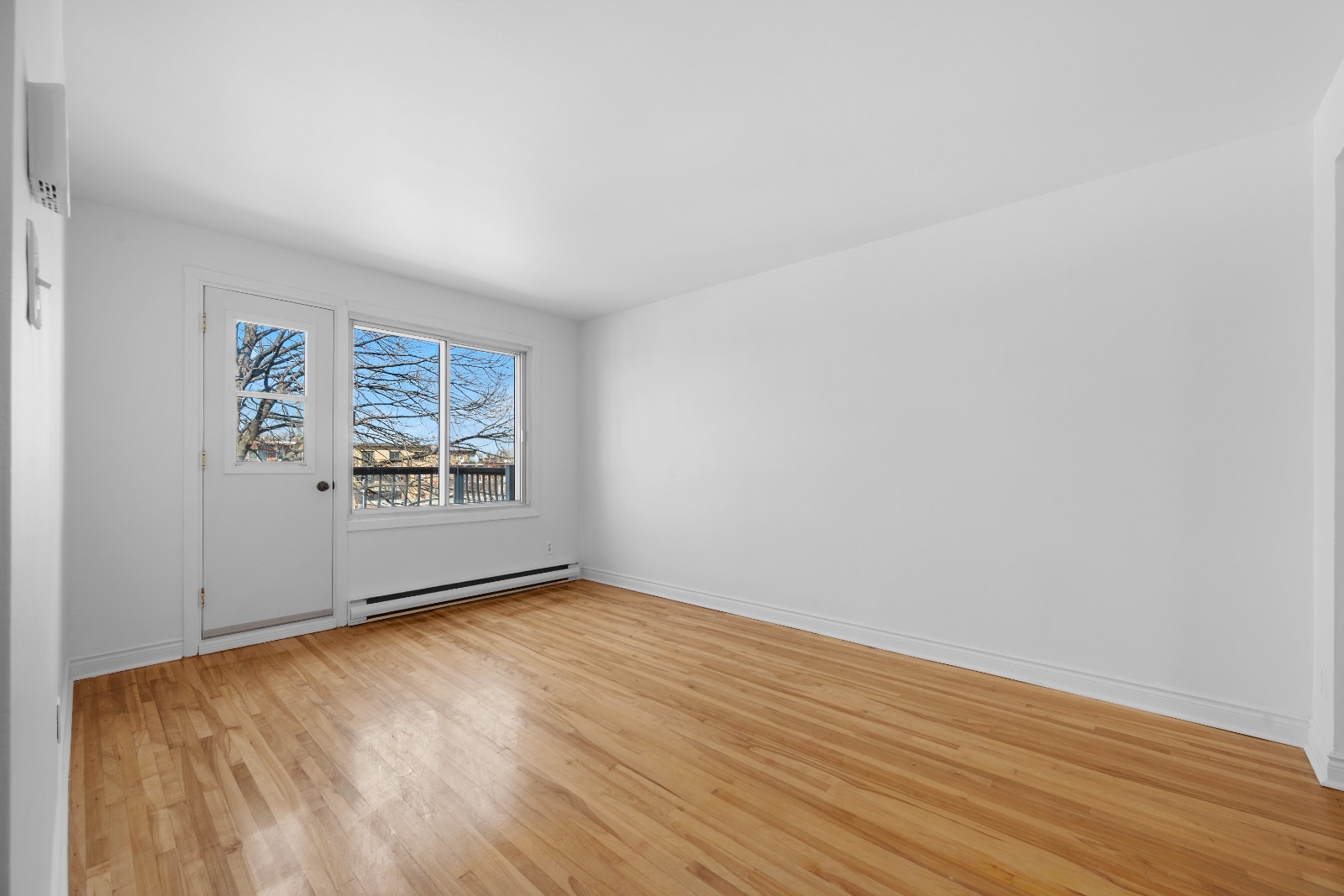Impeccable 5½ avec 3 chambres à coucher, Libre Immédiatement !! — photo 2