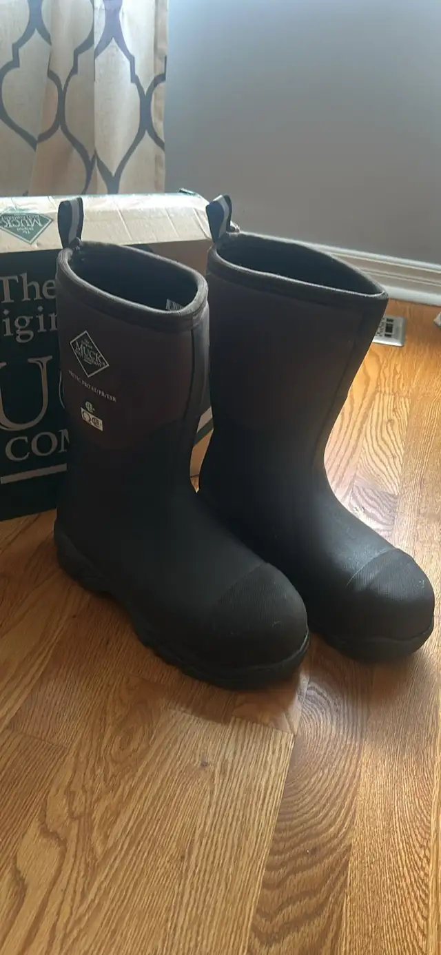 New Men’s MUCKS Steel Toe Boots CSA Approved Sz 8 in Men's Shoes in Oshawa / Durham Region - Image 5