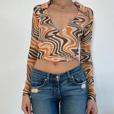 Crop top d’été neuf jamais porté New Summer crop top never used Taille/Size : S/M Point de rencontre...