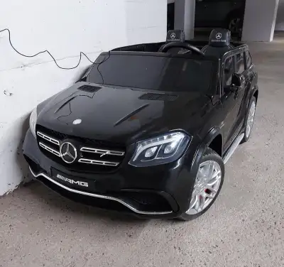 Voiture électrique pour enfants 12 Volts. Mercedes-Benz noir GLS63 AMG en bonne condition. 2 places....