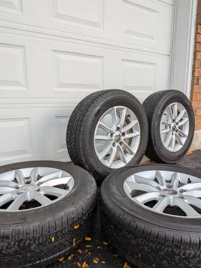 Yokohama tires Avid S33 225/65/R17 on Dodge Journey 17" 5 lug Aluminum rims. 10,000 km single season...