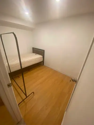 Room for rent in prime location of Whitby. Great for students and working professionals. Nice and qu...
