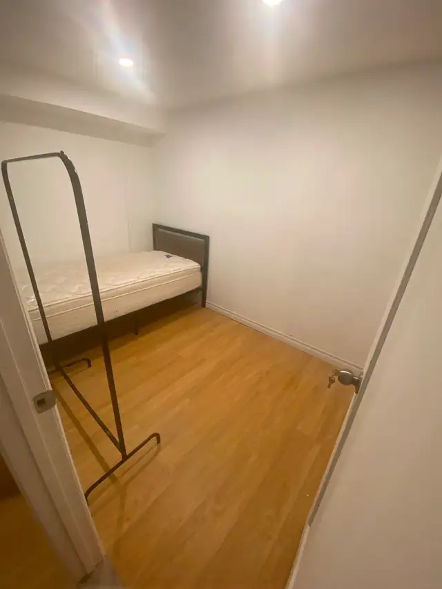 Room for rent in Whitby in Room Rentals & Roommates in Oshawa / Durham Region - Image 2