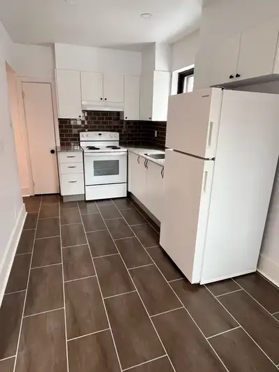 4 ½ full renovation for rent on St-Kevin, Montreal. Located on the second floor, this spacious 4 ½ f...