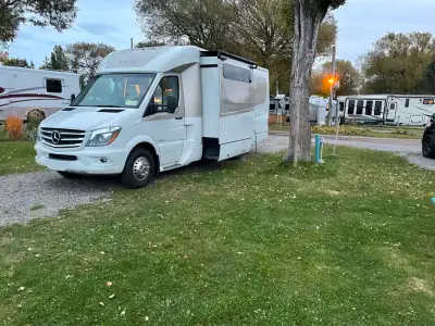 VR Leisure Travel Van Unity FX 2018, Murphy Bed extension, 7 pneus presque neufs avec 7000km de parc...