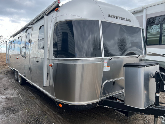 2022 Airstream Classic 33FB, Open Concept in Travel Trailers & Campers in Oshawa / Durham Region